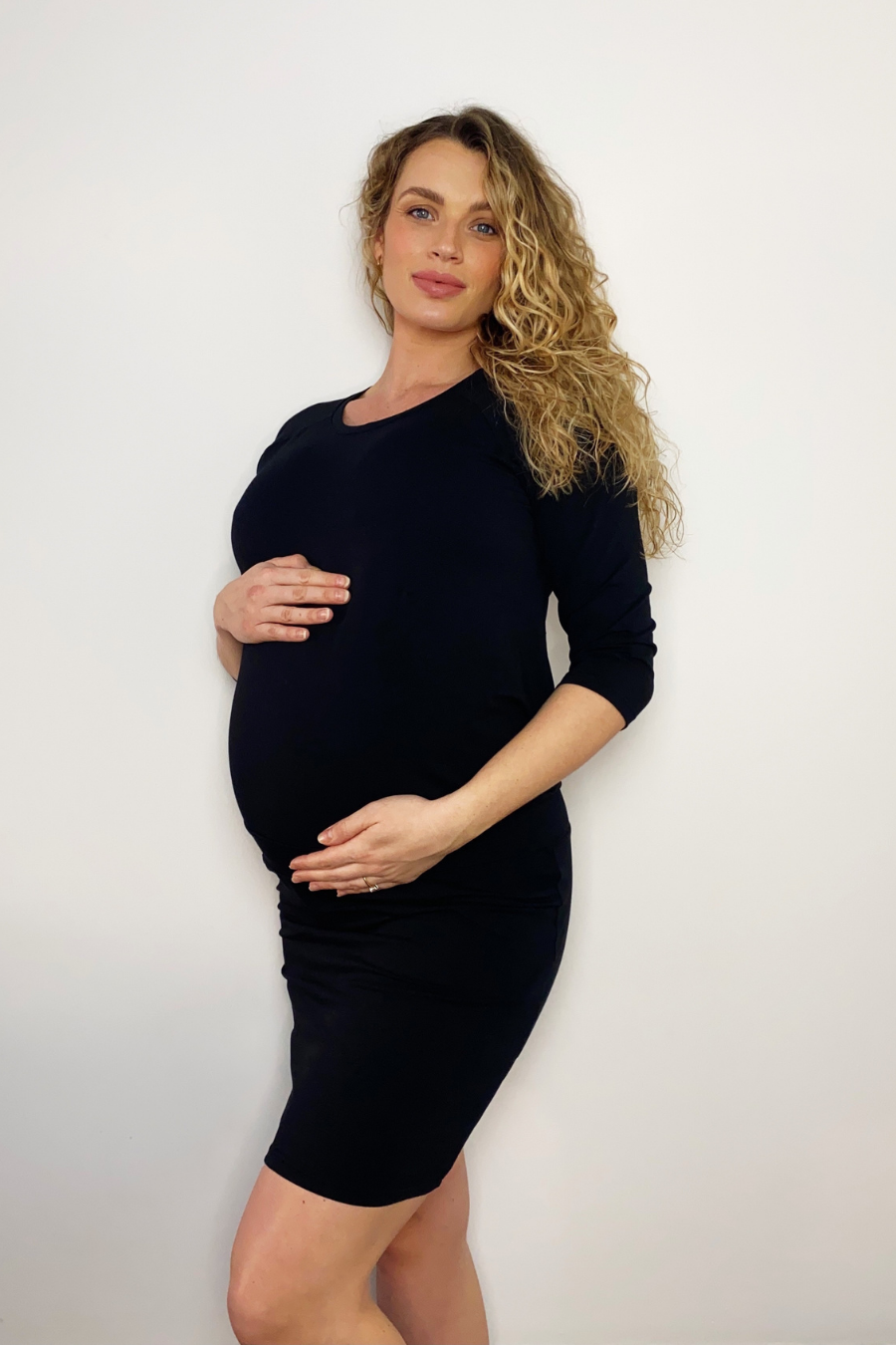 https://www.lilyandribbon.com/cdn/shop/products/black-cotton-midi-maternity-nursing-dress2_900x.png?v=1612187662